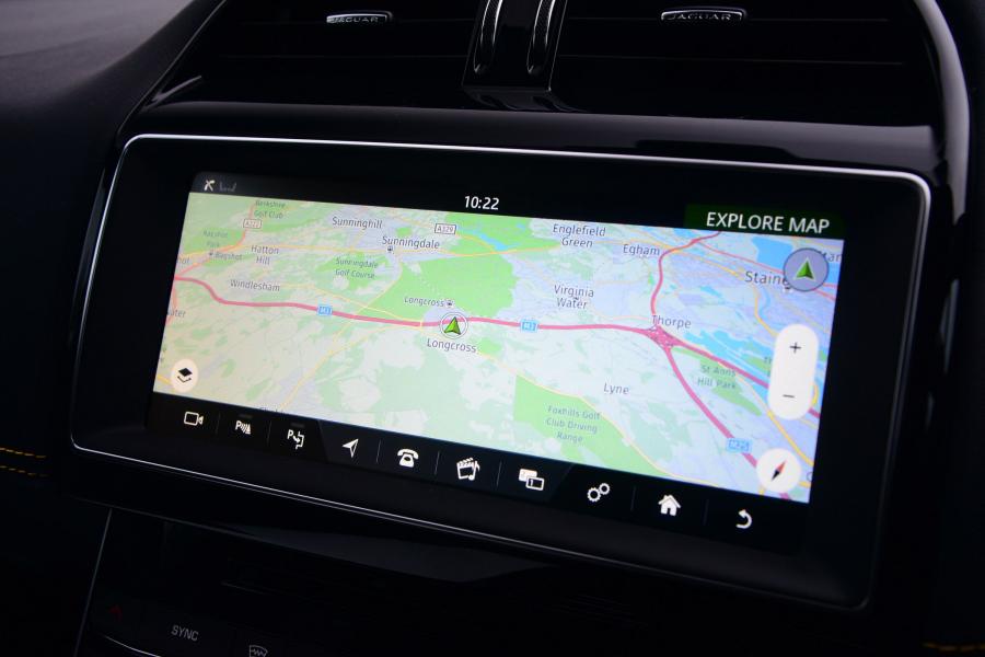 Детали интерьера Jaguar XE 300 Sport 2018 года  (UK) (фото 11 из 24)